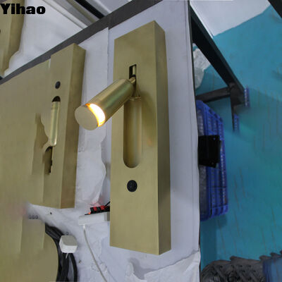 Moderne koperen wandlamp met 3500K warm wit licht voor woonkamers en hotels