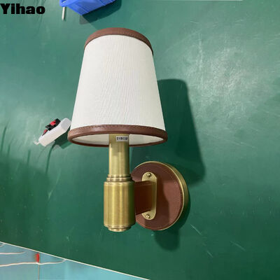 Moderne koperen wandlamp met 2700K warm wit licht voor woonkamer en hotel decor